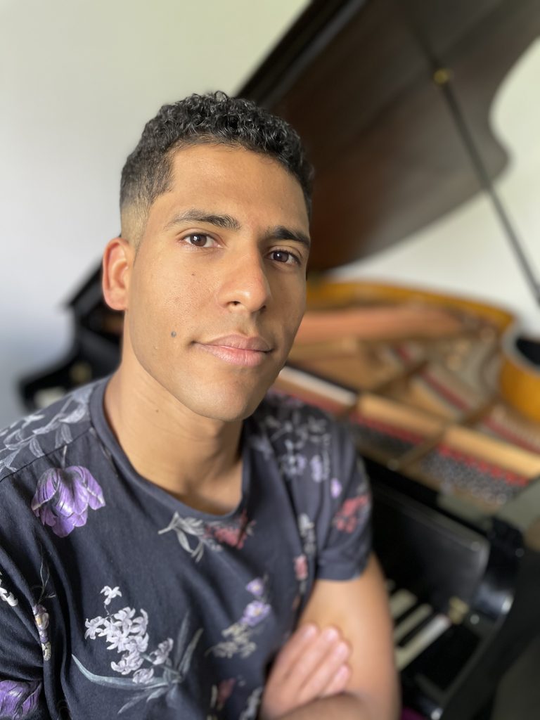 Photo Alexandre devant un piano à queue